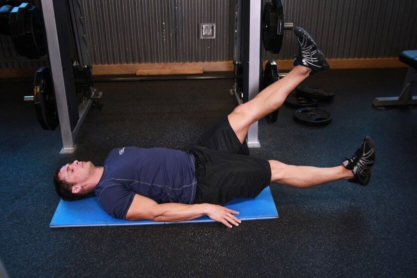 Un home con prostatite realiza un exercicio no ximnasio