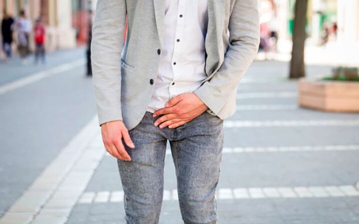 Un home está preocupado polos síntomas desagradables da prostatite