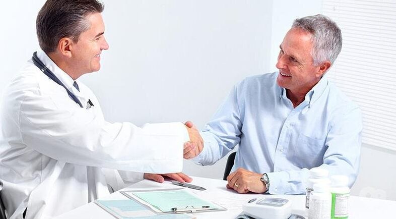 O urólogo prescribe un curso eficaz de tratamento para a prostatite a un home