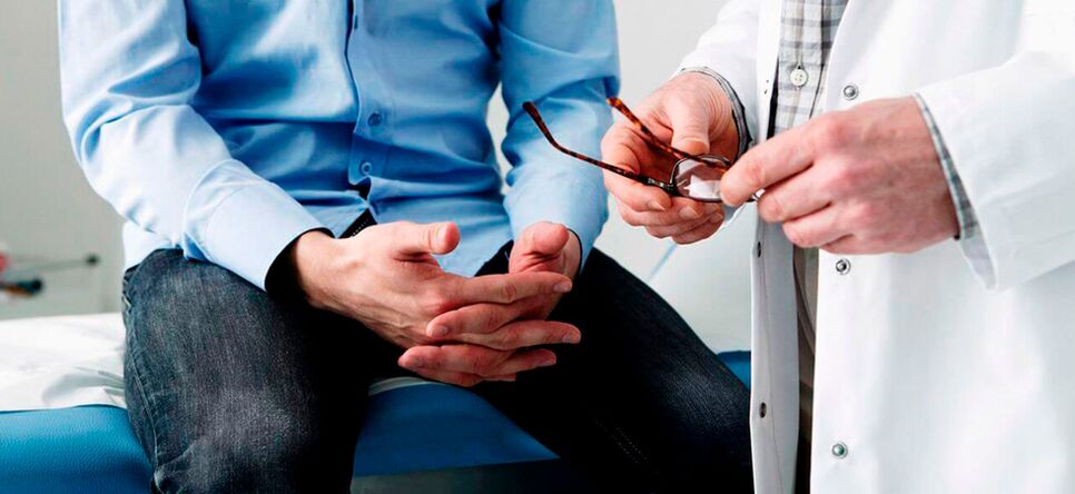 Un home con signos de prostatite debe consultar un urólogo para o tratamento. 